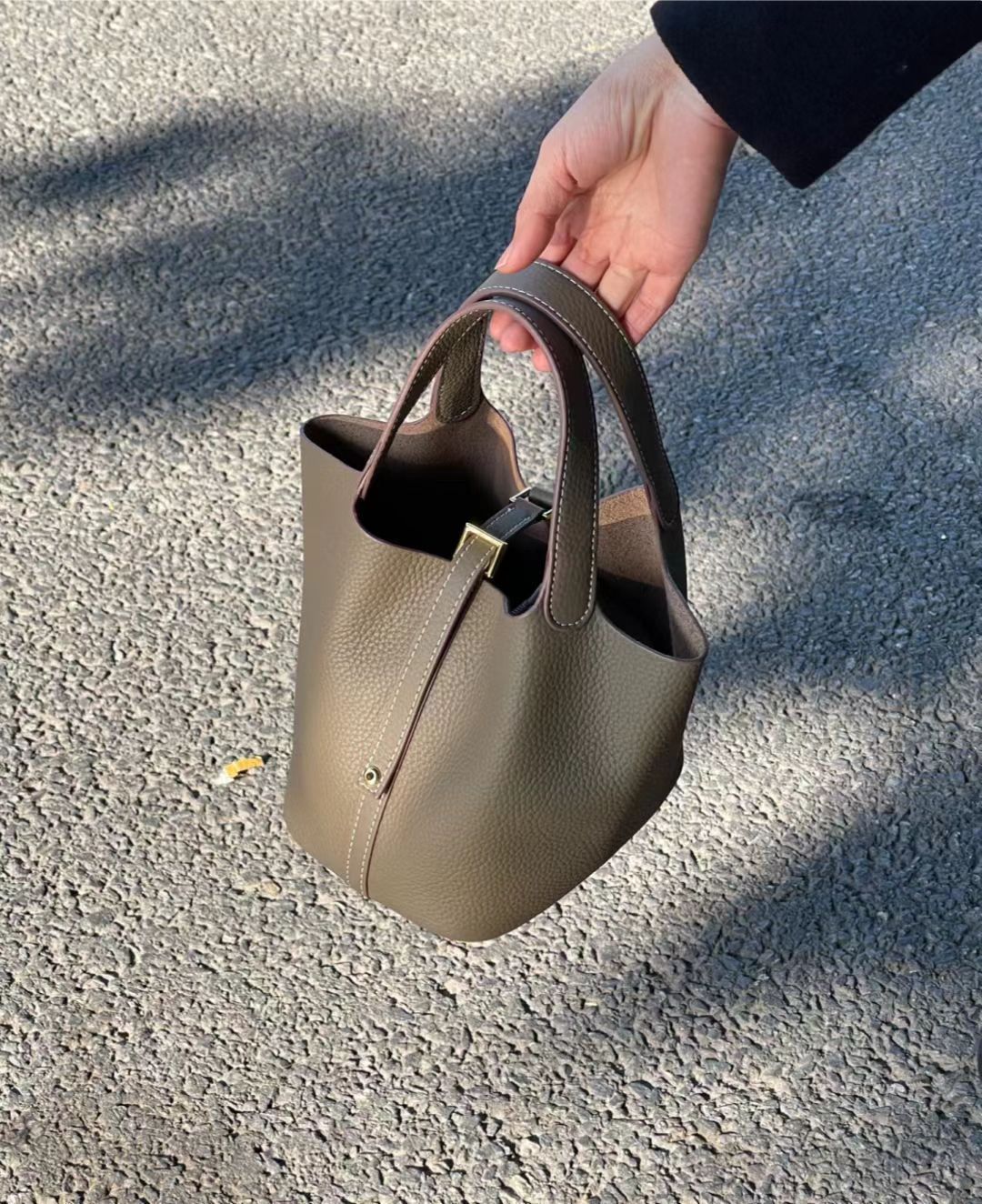 Women's Pebbled Leather Bucket Handbag